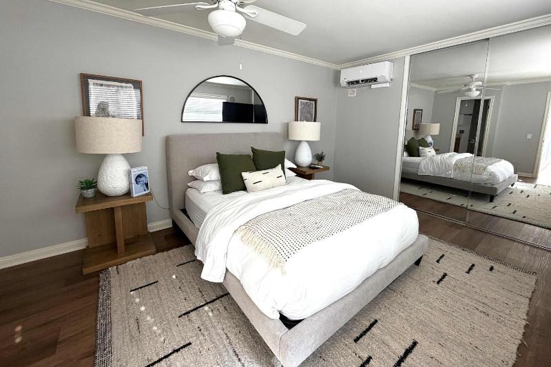 Newport Beach Balboa Island Bayfront House with Patio & Free Parking home - image 46