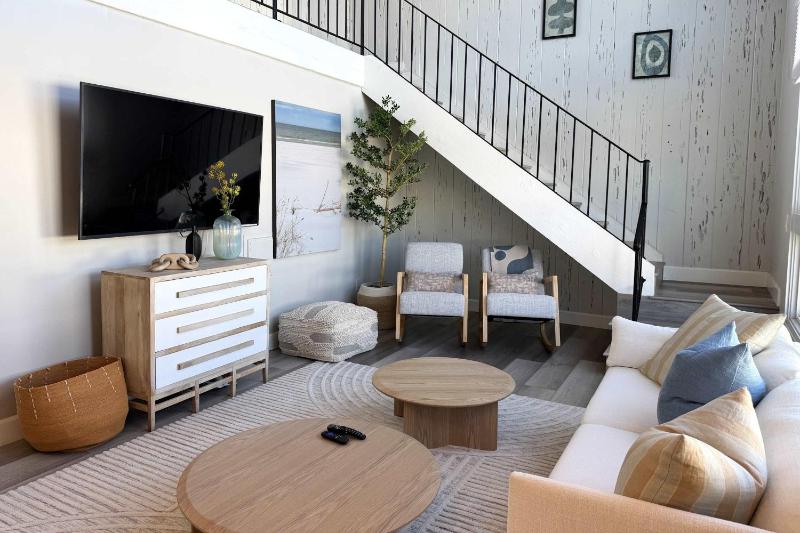 Newport Beach Balboa Island Bayfront House with Patio & Free Parking home - image 31
