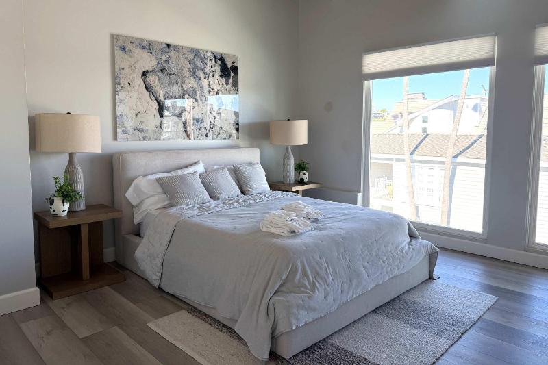 Newport Beach Balboa Island Bayfront House with Patio & Free Parking home - image 20