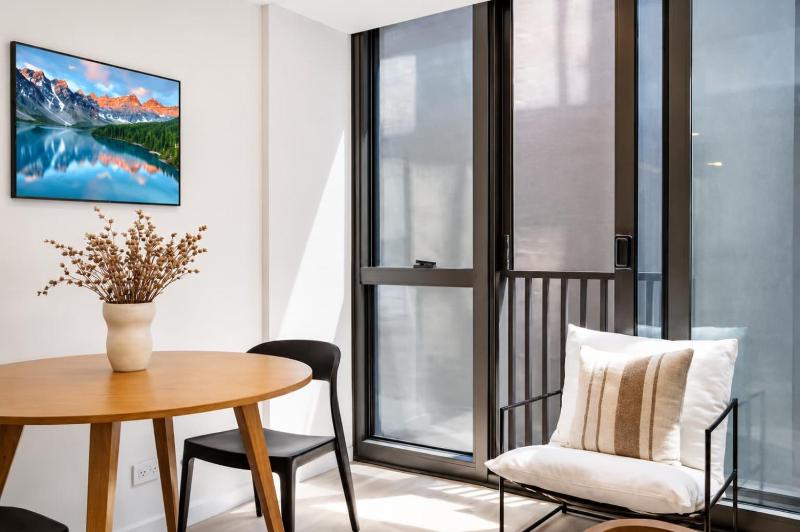 Stylish Stay on Courtenay - 1BR APT - image 11