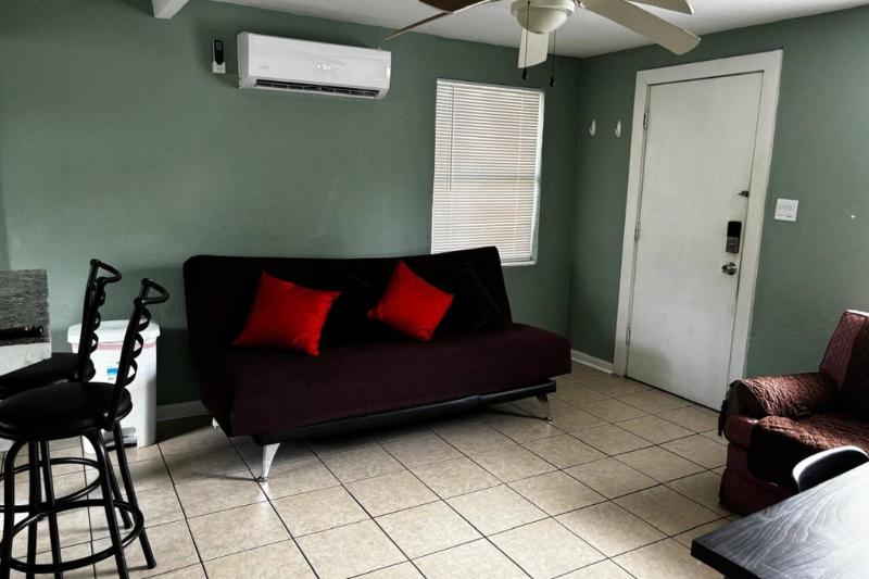 Downtown Sarasota 2BR Apartment 2BA Pet Friendly Beaches Sleeps 5 - image 3