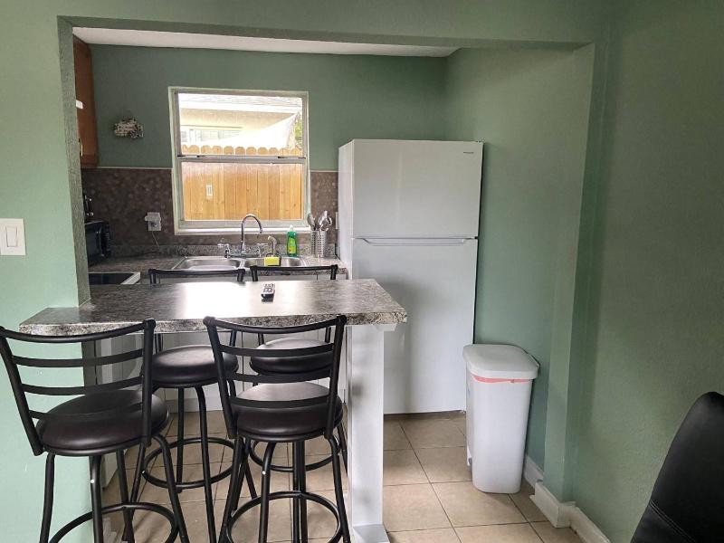Downtown Sarasota 2BR Apartment 2BA Pet Friendly Beaches Sleeps 5 - image 14
