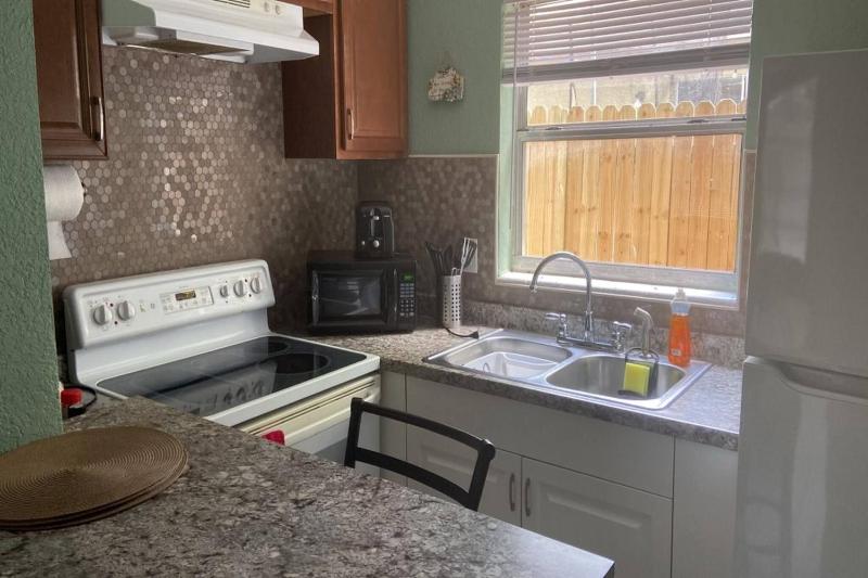 Downtown Sarasota 2BR Apartment 2BA Pet Friendly Beaches Sleeps 5 - image 9