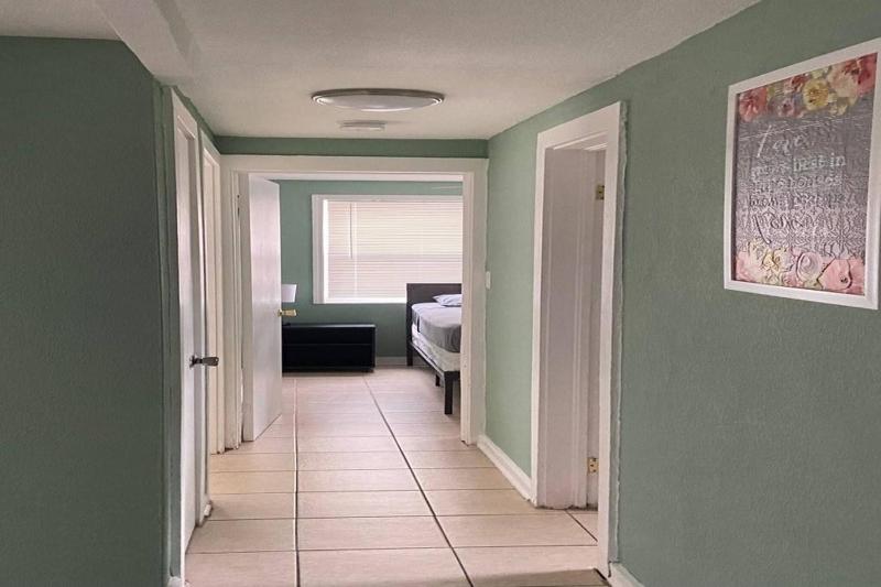 Downtown Sarasota 2BR Apartment 2BA Pet Friendly Beaches Sleeps 5 - image 6