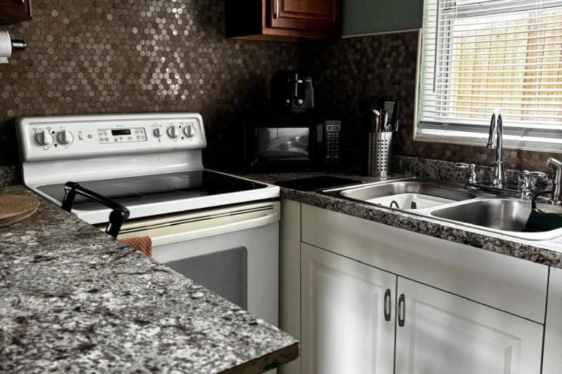 Downtown Sarasota 2BR Apartment 2BA Pet Friendly Beaches Sleeps 5 - image 15