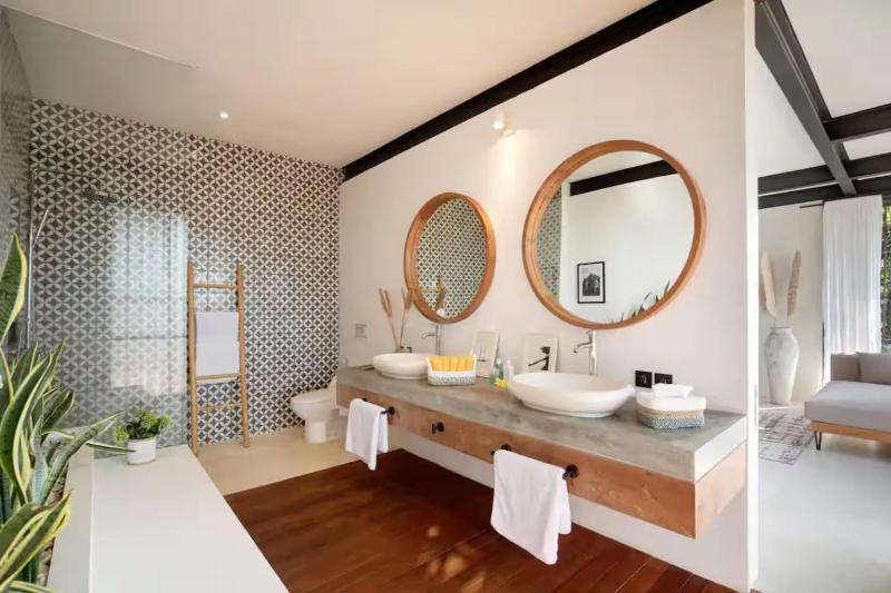 Digital Nomads! Couples! Modern Explorers! A Fresh LuxXe Hideaway in Prime Canggu for 10 - image 22