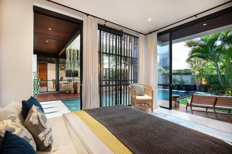 Digital Nomads! Couples! Modern Explorers! A Fresh LuxXe Hideaway in Prime Canggu for 10 - image 24