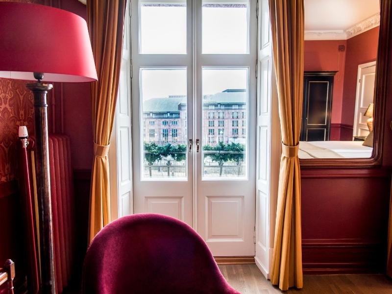Superior Double Room with Balcony image 4