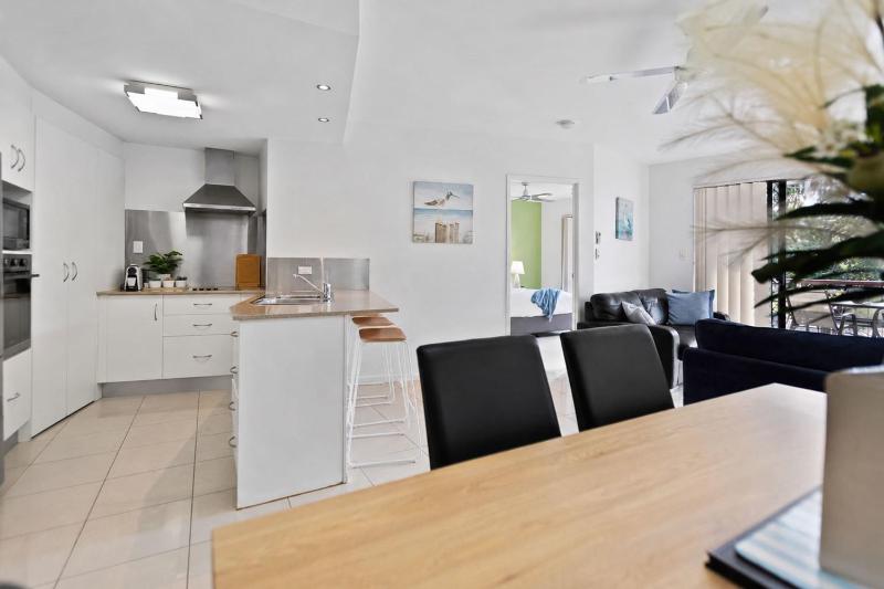 Cairns Hideaway - Pool and spacious - image 3