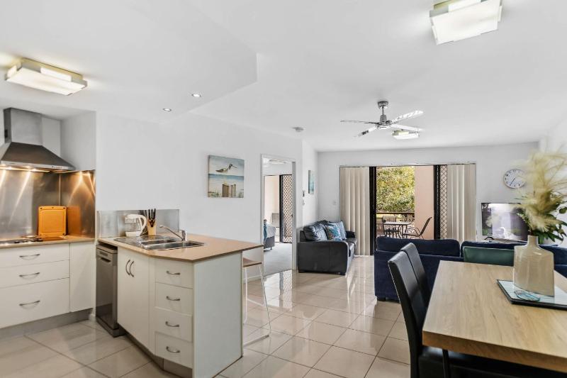 Cairns Hideaway - Pool and spacious - image 13