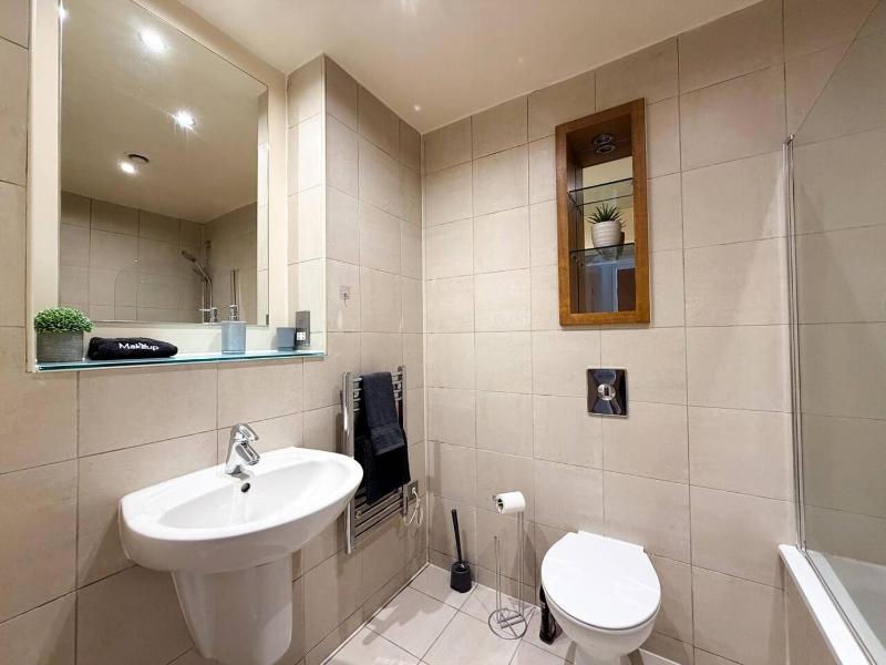 Spacious Central Sheffield Flat Near Uni Bars and Hospitals - image 20