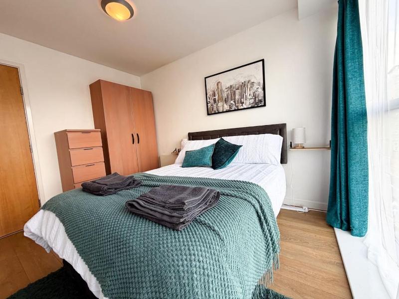 Spacious Central Sheffield Flat Near Uni Bars and Hospitals - image 25