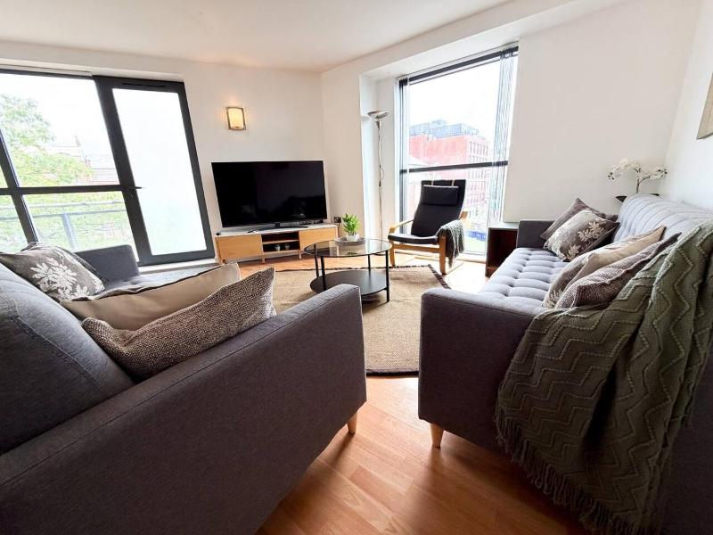 Spacious Central Sheffield Flat Near Uni Bars and Hospitals - image 21