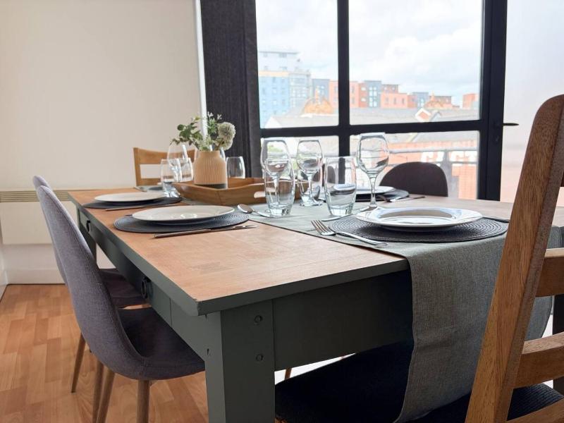 Spacious Central Sheffield Flat Near Uni Bars and Hospitals - image 4