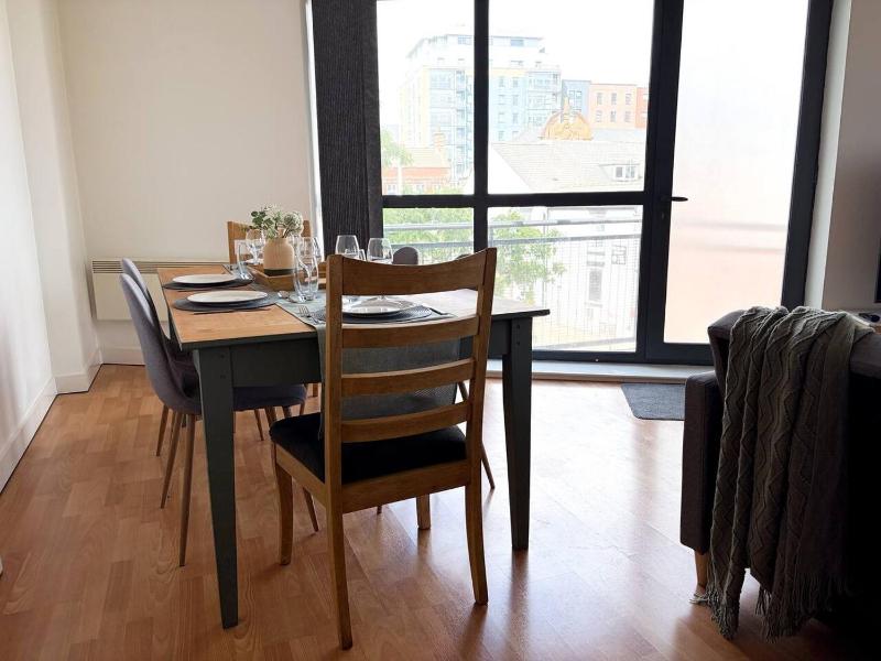 Spacious Central Sheffield Flat Near Uni Bars and Hospitals - image 19