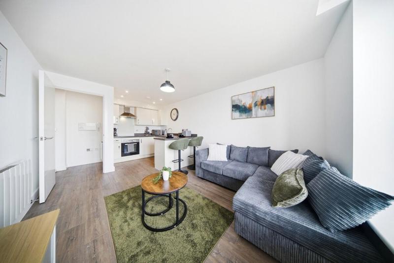 Business-Friendly Apartment Fast WiFi Near Coventry Station Sleeps 2 - image 2
