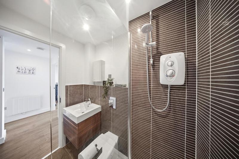 Business-Friendly Apartment Fast WiFi Near Coventry Station Sleeps 2 - image 5