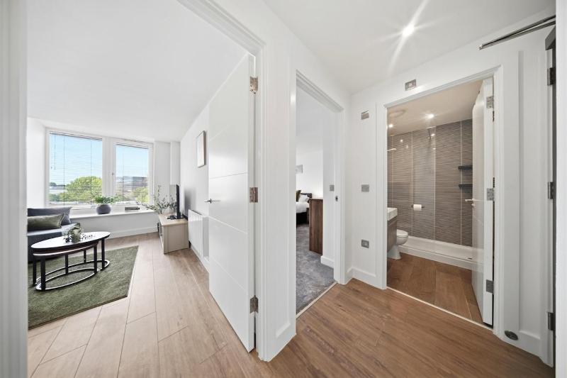 Business-Friendly Apartment Fast WiFi Near Coventry Station Sleeps 2 - image 9