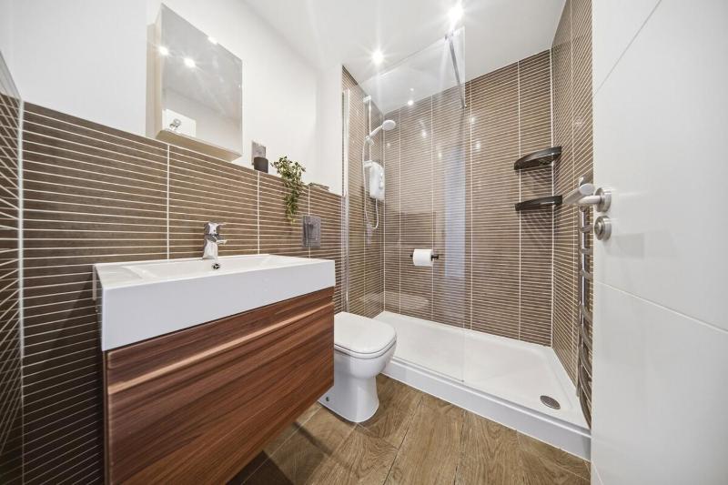 Business-Friendly Apartment Fast WiFi Near Coventry Station Sleeps 2 - image 16