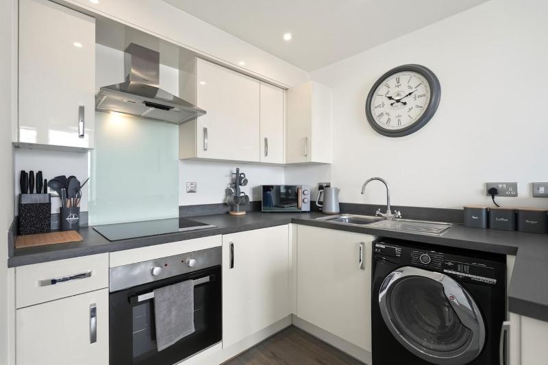 Business-Friendly Apartment Fast WiFi Near Coventry Station Sleeps 2 - image 12
