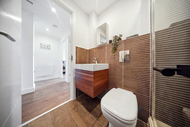 Business-Friendly Apartment Fast WiFi Near Coventry Station Sleeps 2 - image 13