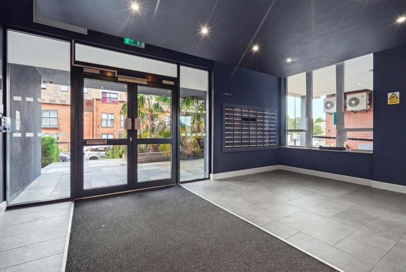 Business-Friendly Apartment Fast WiFi Near Coventry Station Sleeps 2 - image 11