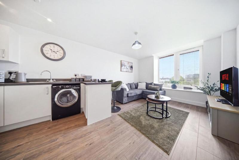 Business-Friendly Apartment Fast WiFi Near Coventry Station Sleeps 2 - image 6