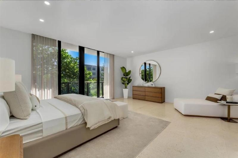 Exclusive Coconut Grove Waterfront Stay - image 5