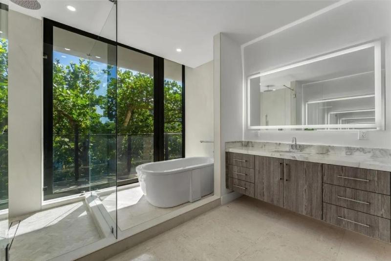 Exclusive Coconut Grove Waterfront Stay - image 13