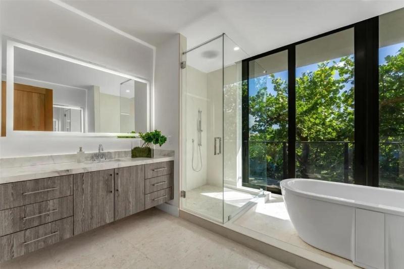 Exclusive Coconut Grove Waterfront Stay - image 6