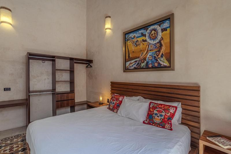 Colonial Villa in Downtown Pool & Futbolito - image 3