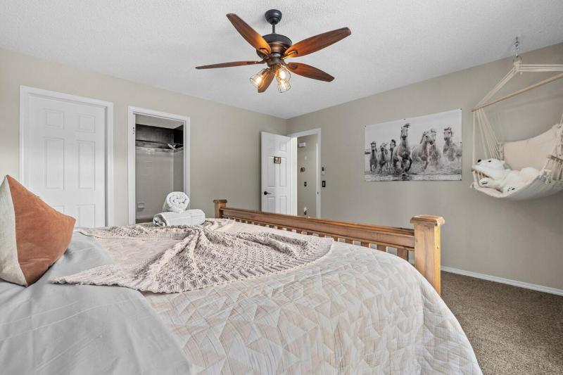 Family House SW Calgary Spruce Meadows SLEEP 10 - image 6