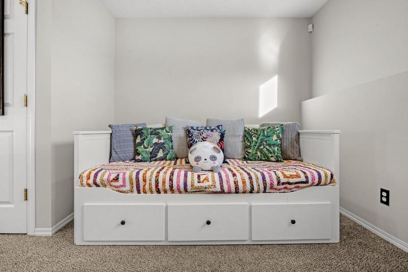 Family House SW Calgary Spruce Meadows SLEEP 10 - image 2