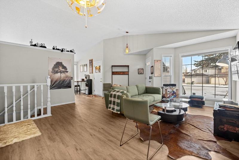 Family House SW Calgary Spruce Meadows SLEEP 10 - image 3