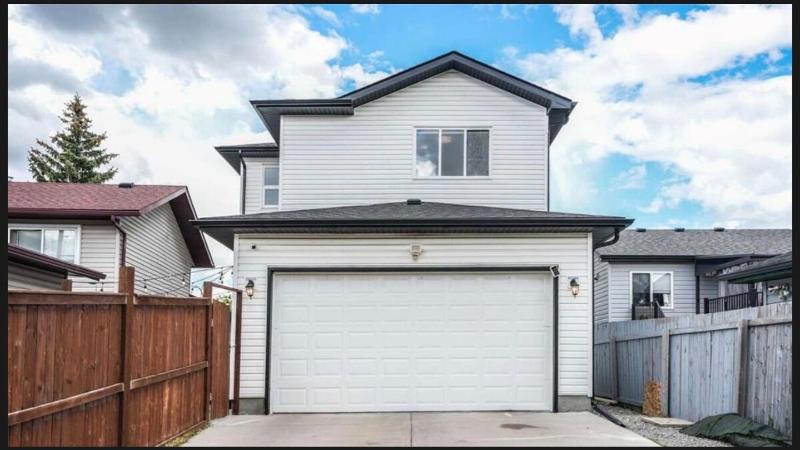 Stylish 4BR Home AC DBL Garage Near Airport - image 6