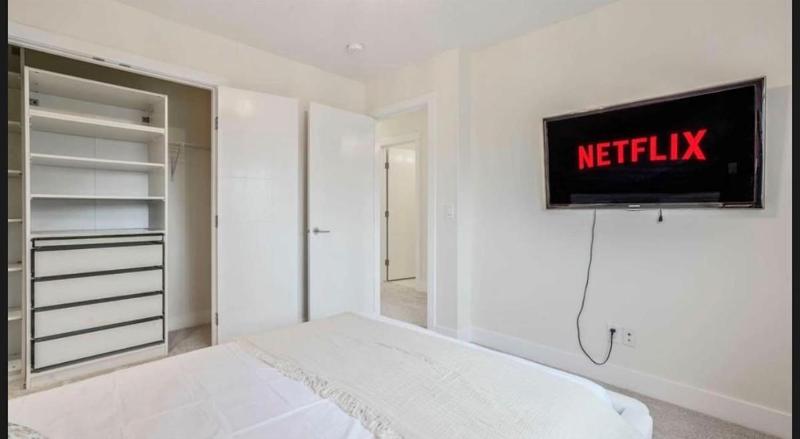 Stylish 4BR Home AC DBL Garage Near Airport - image 7