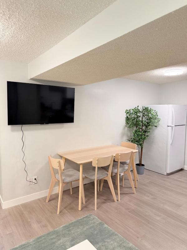 Stylish 2BR Suite Near Downtown Sleeps 6 - image 16