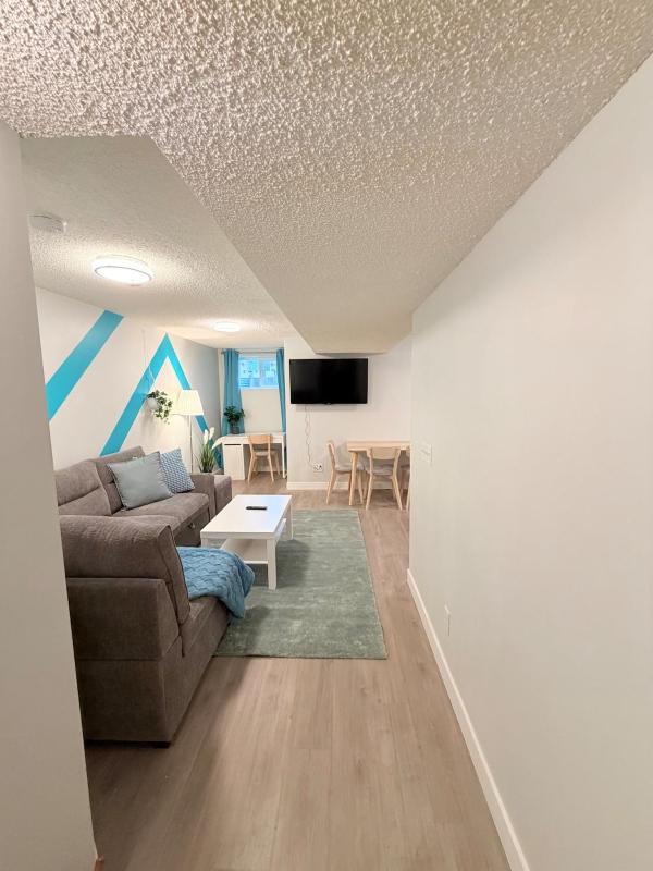 Stylish 2BR Suite Near Downtown Sleeps 6 - image 3