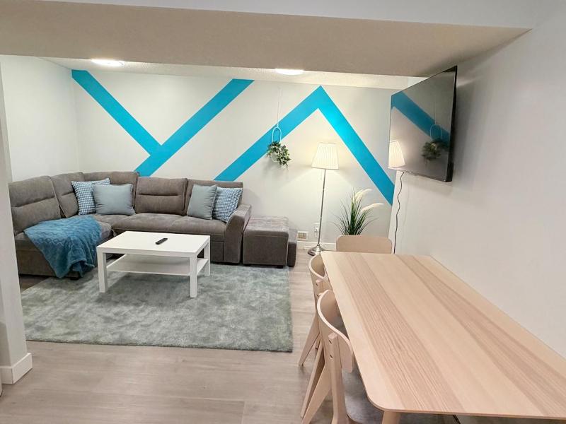Stylish 2BR Suite Near Downtown Sleeps 6 - image 6