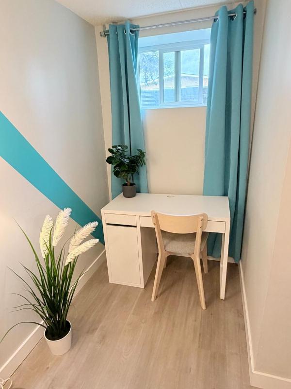 Stylish 2BR Suite Near Downtown Sleeps 6 - image 10