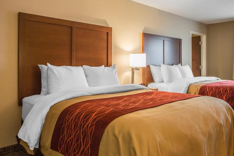 Queen Room with Two Queen Beds - Non-Smoking image 3