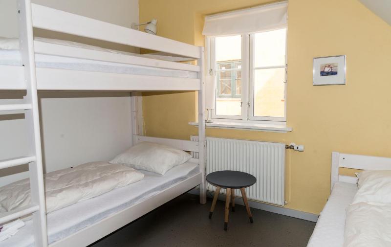 Triple Room with Shared Bathroom image 4