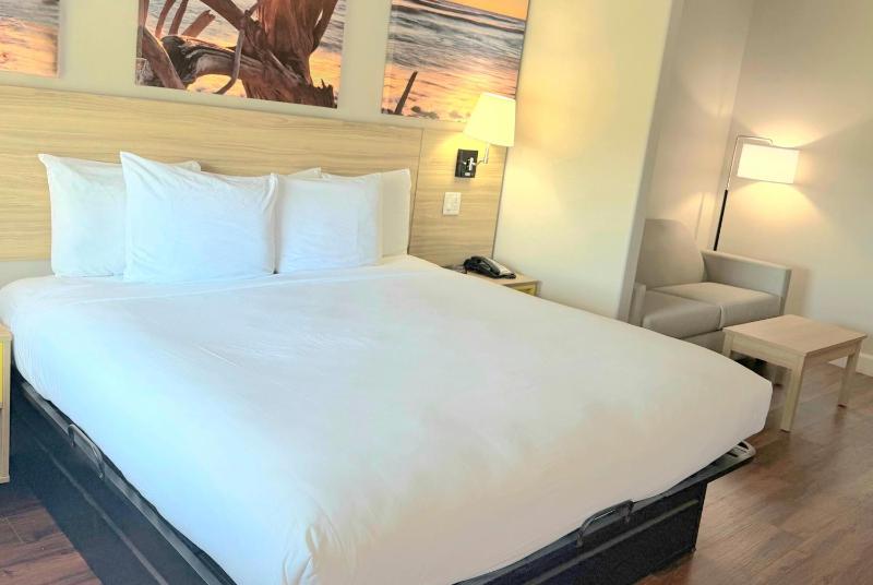 Days Inn & Suites by Wyndham Galveston West/Seawall - image 49