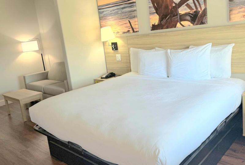 Days Inn & Suites by Wyndham Galveston West/Seawall - image 40