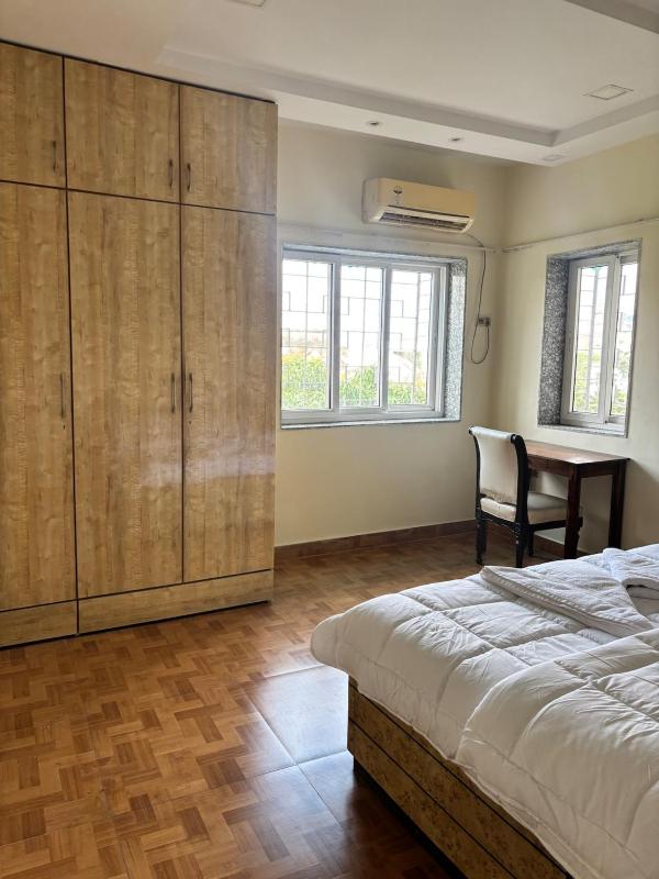 Luxe Three Bedroom Apartment Full flat - image 16