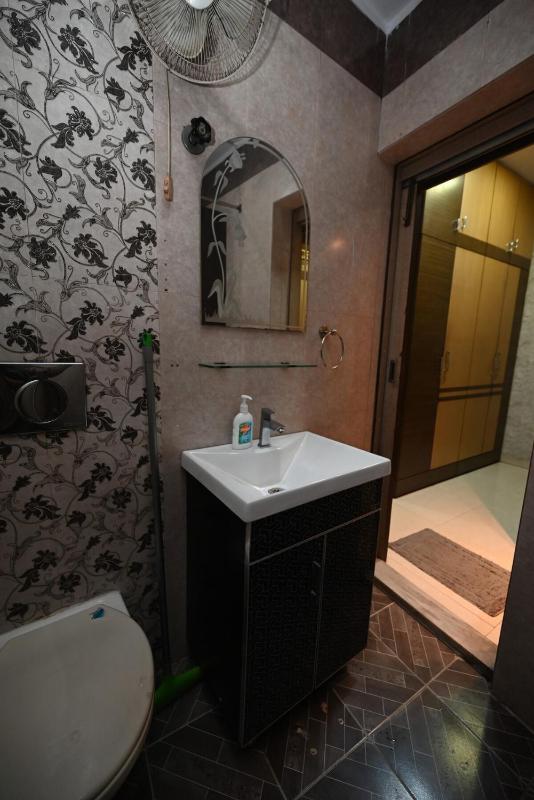 Luxe Three Bedroom Apartment Full flat - image 10