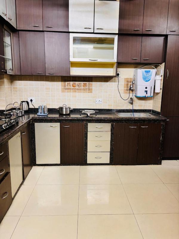 Luxe Three Bedroom Apartment Full flat - image 15