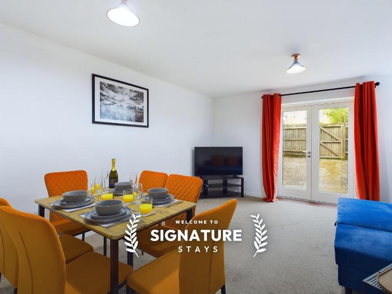 Pinewood Walk by Signature Stays - Parking - Townhouse - image 1