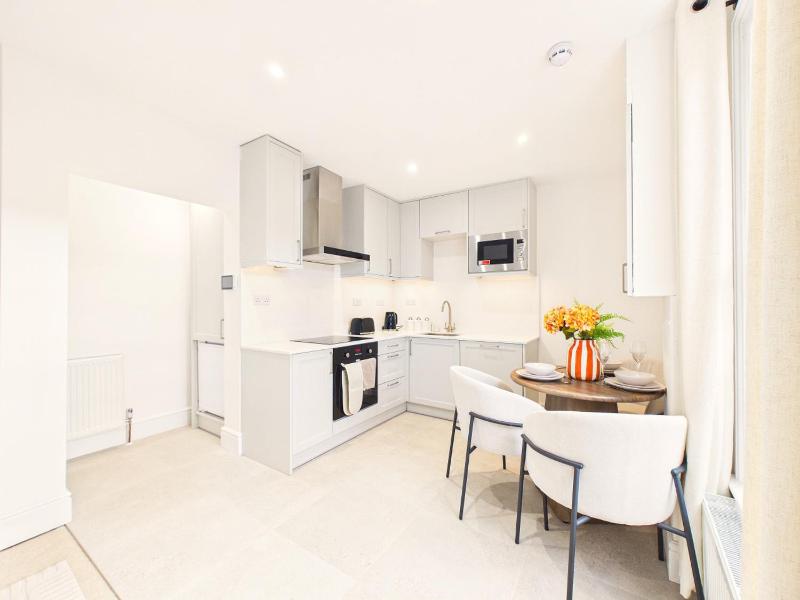 NEW Artisan Flat by Signature Stays - Modern - Spacious - image 21