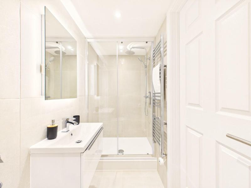 NEW Artisan Flat by Signature Stays - Modern - Spacious - image 16